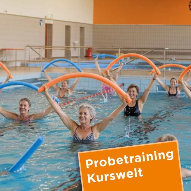 Menschen die im Wasser Sport treiben
